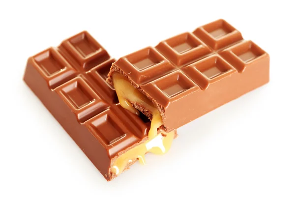 Deliciosas barras de chocolate rotas aisladas sobre fondo blanco — Foto de Stock