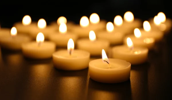 Candele accese in fila — Foto Stock