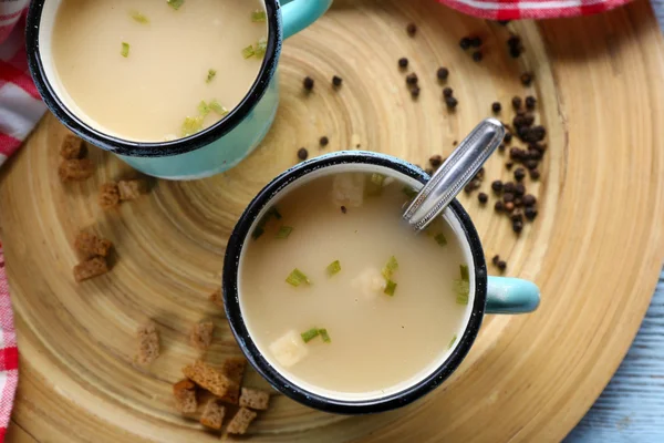 Canecas de sopa no tapete de madeira close-up — Fotografia de Stock