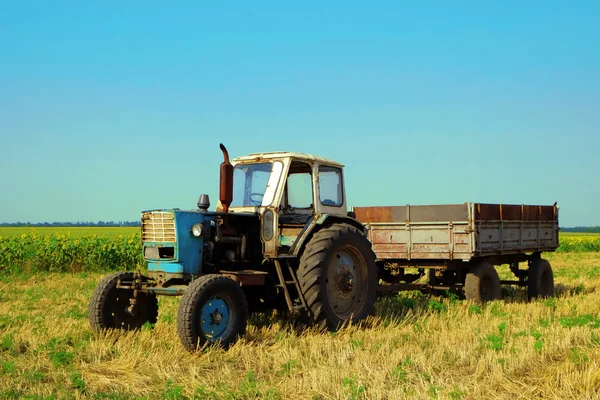 Old Tractor in field — Stock Photo, Image