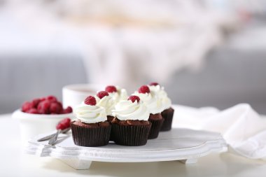 Krem ve ahududu tablo ile güzel çikolata cupcakes