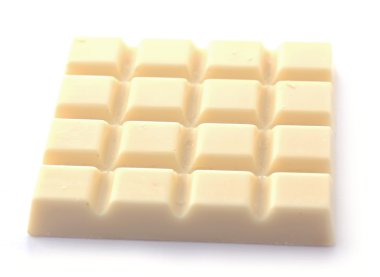 Beyaz üzerine izole edilmiş çikolata.