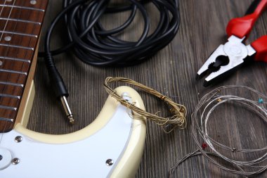 Elektro gitar ahşap arka plan üzerinde müzik aletleriyle