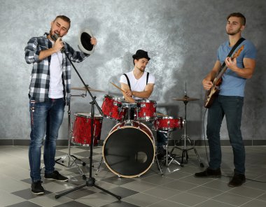 Müzik aletleri çalarken müzisyenler 