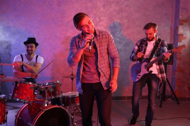 Müzik aletleri çalarken müzisyenler 