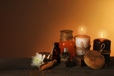 Tahta masadaki spa seti
