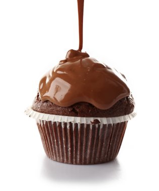 Tepesi, üzerinde beyaz izole eritilmiş çikolata ile lezzetli kek