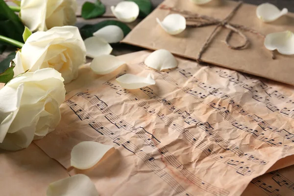 Beautiful rose on music sheets background — Stock Photo, Image