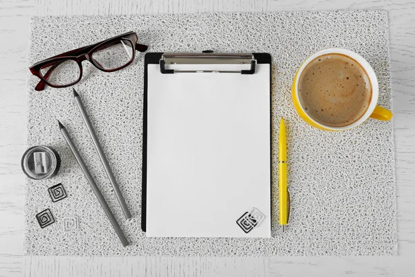 Dekorierter Arbeitsplatz mit Papieren, Schreibwaren und Kaffee auf Holztisch — Stockfoto