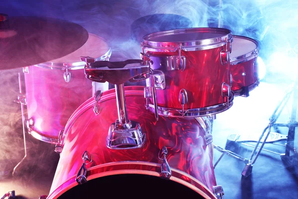 Tambores colocados em fumaça em um palco — Fotografia de Stock
