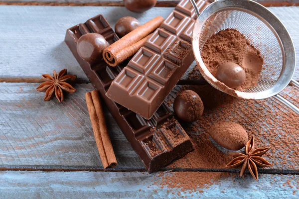 木製の背景に粉とチョコレートのお菓子 — ストック写真