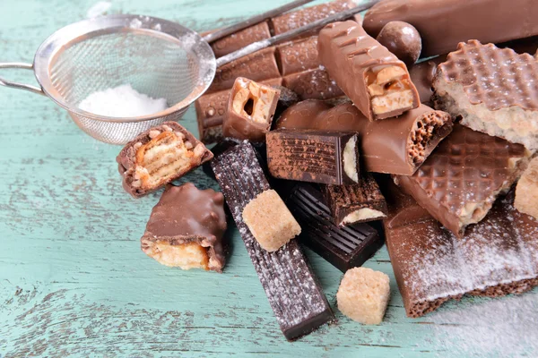 Dolci al cioccolato con polvere su sfondo di legno — Foto Stock