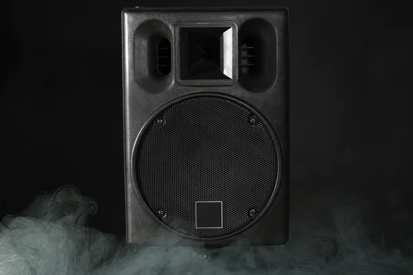Stora högtalare i en rök på svart bakgrund — Stockfoto