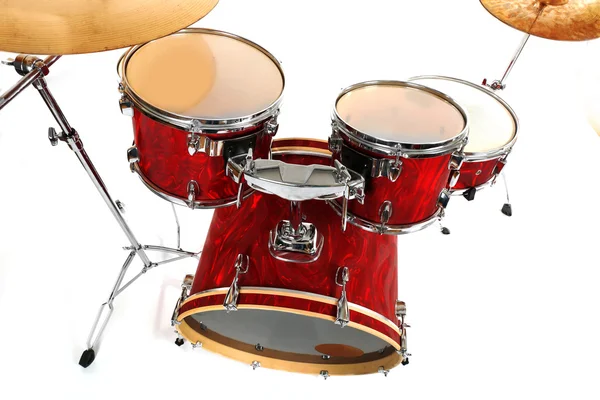 Uppsättning av röda trummor isolerad på vit bakgrund, närbild — Stockfoto