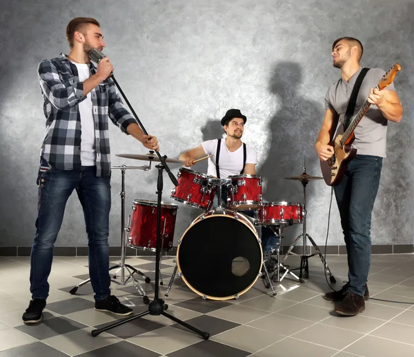 Músicos tocando instrumentos musicales y cantando —  Fotos de Stock