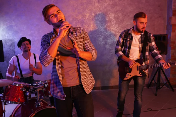 Músicos tocando instrumentos musicales y cantando — Foto de Stock