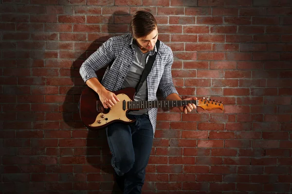 Ung man spelar gitarr — Stockfoto