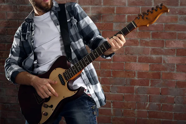 Jonge man die gitaar speelt — Stockfoto