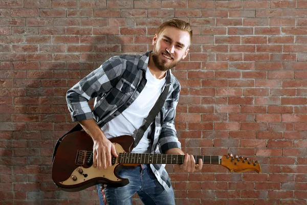 Jeune homme jouant de la guitare — Photo