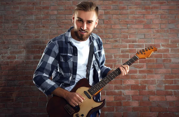 Jonge man die gitaar speelt — Stockfoto