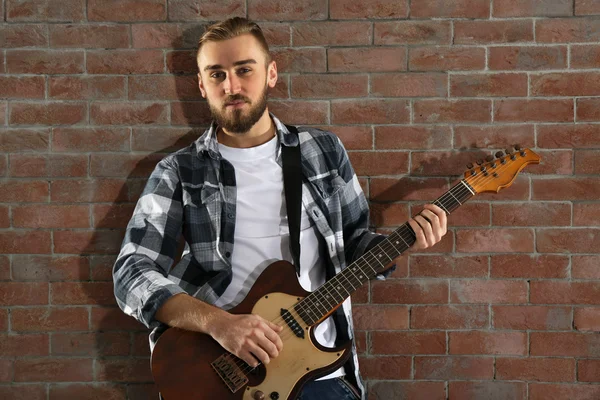 Giovane che suona la chitarra — Foto Stock