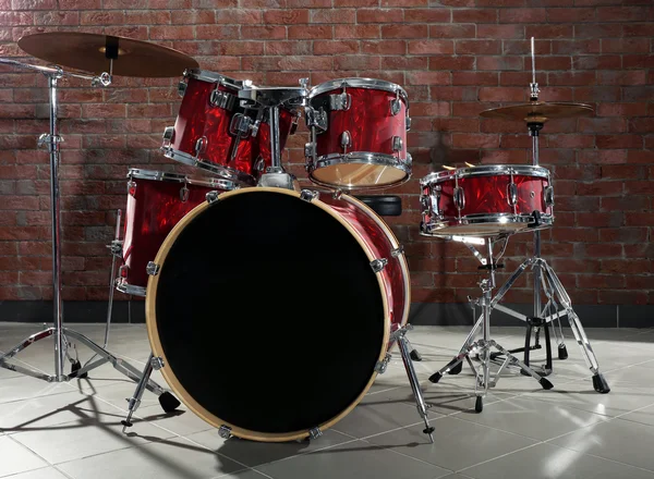 Drum set op bakstenen muur achtergrond — Stockfoto