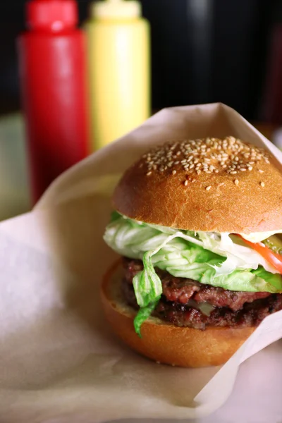 Sandwich in ambachtelijke papier close-up — Stockfoto