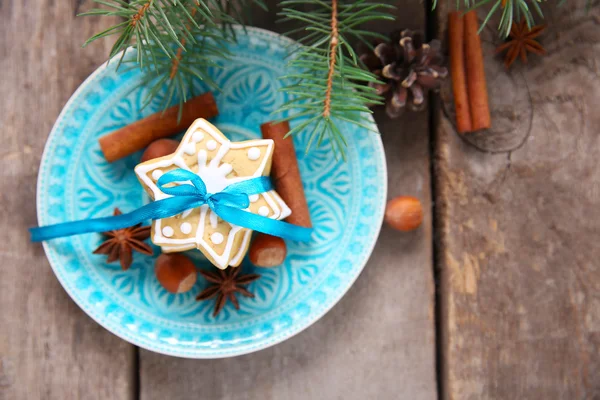 Cookies met specerijen en Christmas decor, op houten tafel — Stockfoto