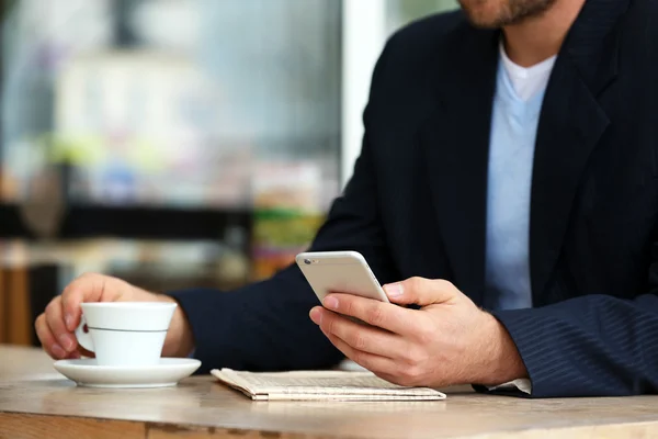 Businessman having lunch and working in a cafe, close-up — Stock Photo, Image