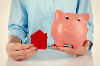 Domuz kumbarası tutan eller