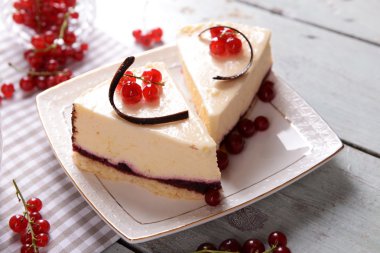 Çilek tablo ile lezzetli peynirli kek yakın çekim