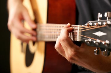 Akustik gitar çalan müzisyen. 