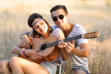 Çekici çift gitar çalmak