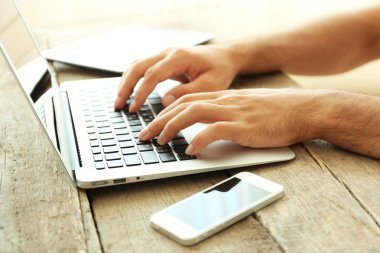 Dizüstü bilgisayarda kayıt adam