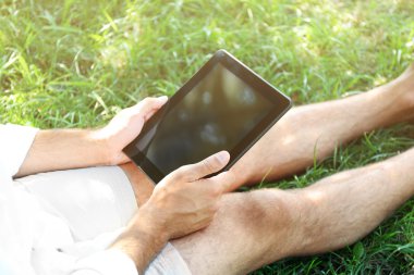 Adam parkta tablet ile