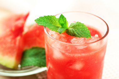 Soğuk karpuz tatlılar ve içecekler içinde gözlük, ahşap masa arka plan üzerinde