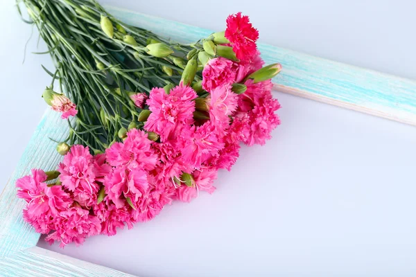 Schöner Strauß rosa Nelken — Stockfoto