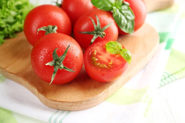 Tomates cereja com manjericão na mesa de madeira close-up — Fotografia de Stock