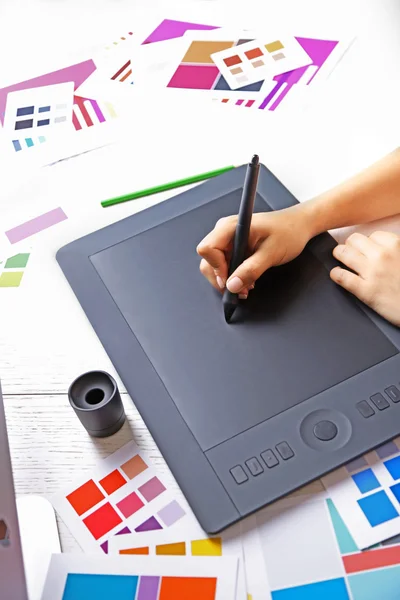 Grafik tablet üzerinde çizim sanatçı — Stok fotoğraf