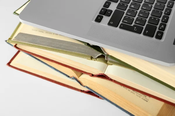 Stapel boeken met laptop — Stockfoto