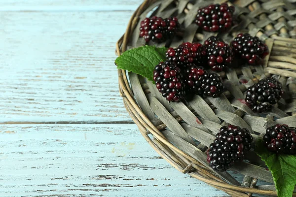 Montón de moras dulces con menta en la mesa de cerca — Foto de Stock