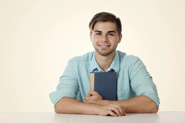 Jongeman met boek — Stockfoto