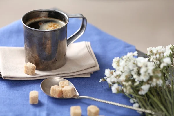 Cangkir logam kopi rasa dengan gula benjolan — Stok Foto