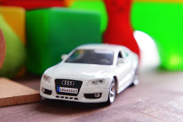 Kleine auto met plastic speelgoed — Stockfoto