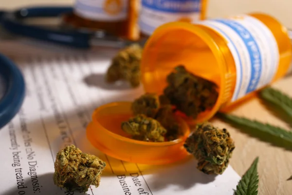 Prescrição médica com cannabis seca — Fotografia de Stock