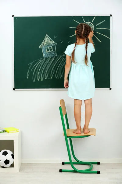 Niños Dibujando Pizarra Escuela — Foto de Stock