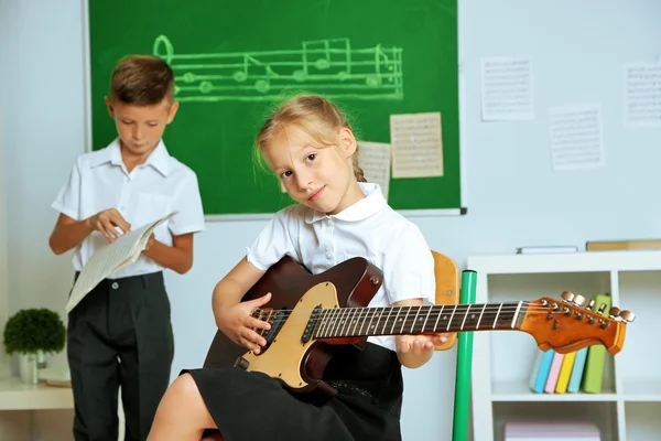 Pupilas bonitos ter aula de música — Fotografia de Stock