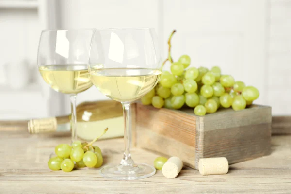Stillleben von Wein und Brot auf hellem Hintergrund — Stockfoto
