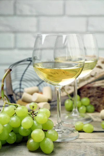 Натюрморт вина и хлеба на светлом фоне — стоковое фото