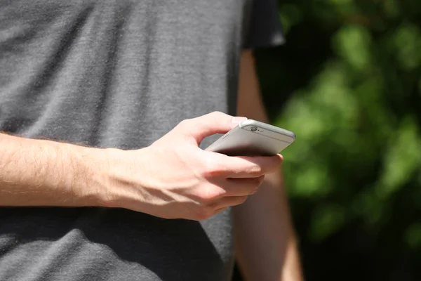 Mann hält Smartphone in der Hand — Stockfoto